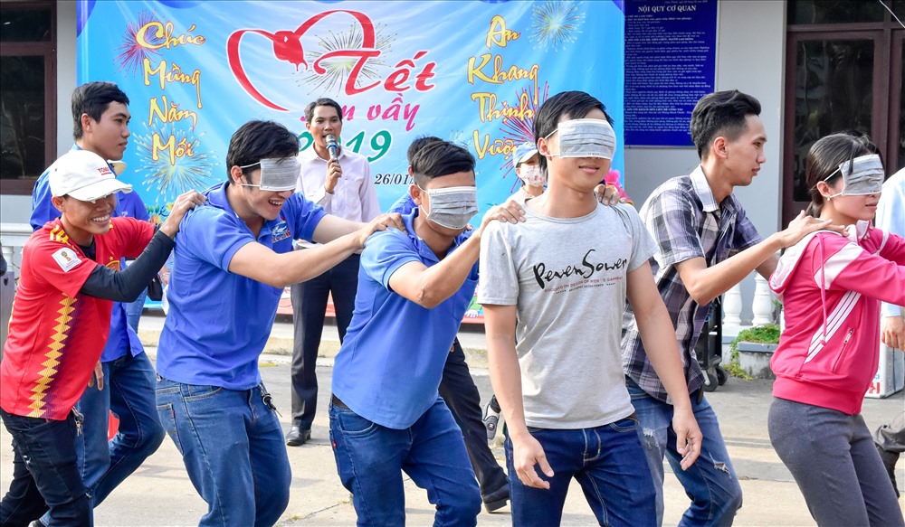 CNLĐ hào hứng tham gia các trò chơi dân gian có thưởng. Ảnh: TR.N