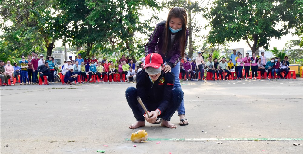 CNLĐ hào hứng tham gia các trò chơi dân gian có thưởng. Ảnh: TR.N