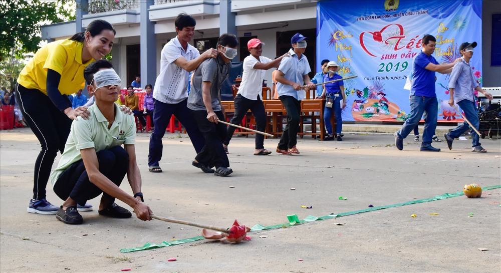 CNLĐ hào hứng tham gia các trò chơi dân gian có thưởng. Ảnh: TR.N