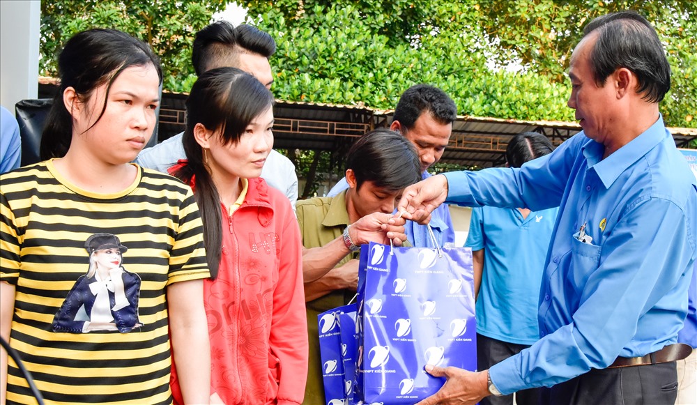 Trao quà Tết Sum vầy 2019 đến CNLĐ tại Cảng cá Tác Cậu. Ảnh: TR.N