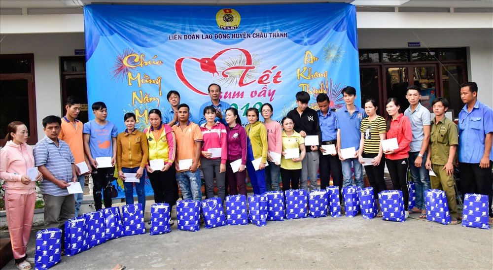 Trao quà Tết Sum vầy 2019 đến CNLĐ tại Cảng cá Tác Cậu. Ảnh: TR.N