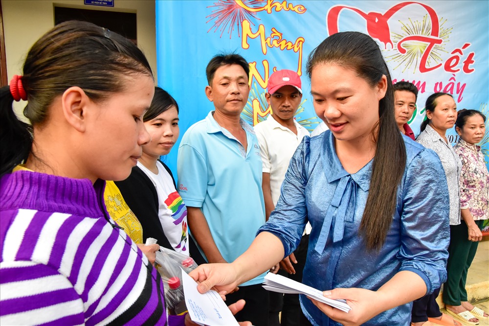 Trao quà Tết Sum vầy 2019 đến CNLĐ tại Cảng cá Tác Cậu. Ảnh: TR.N