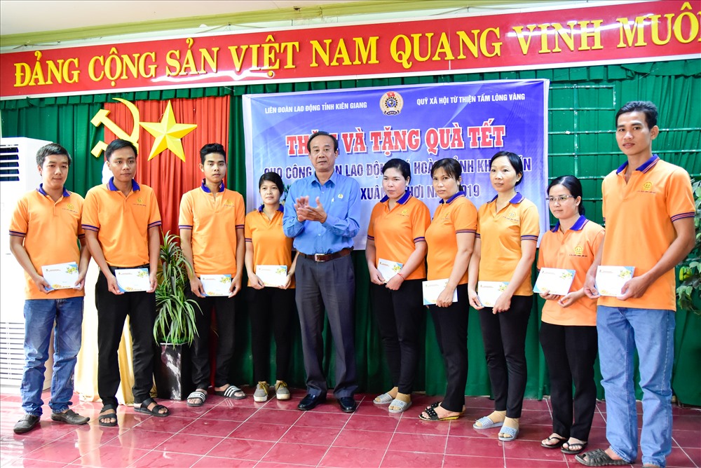 Trao quà Tết Sum vầy 2019 đến CNLĐ tại Cảng cá Tác Cậu. Ảnh: TR.N