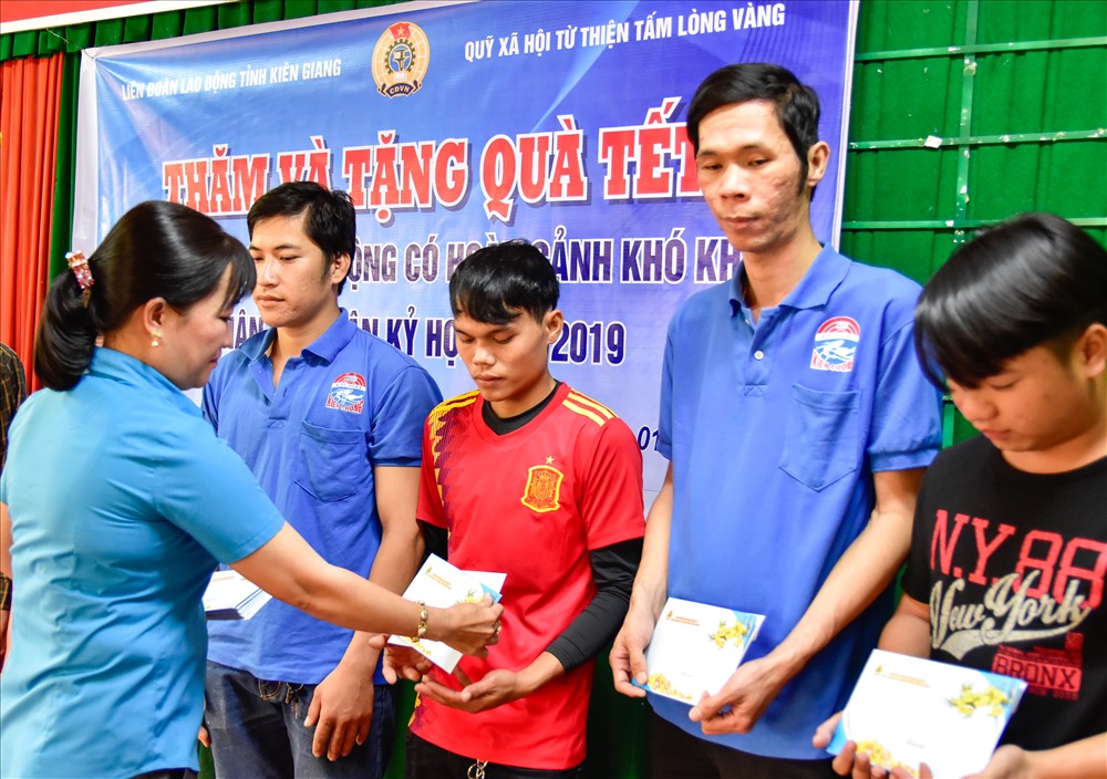Trao quà Tết Sum vầy 2019 đến CNLĐ tại Cảng cá Tác Cậu. Ảnh: TR.N