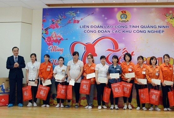 Ủy viên Trung ương Đảng, Chủ nhiệm Ủy ban Kinh tế của Quốc hội Vũ Hồng Thanh tặng quà Tết cho công nhân Cty Yazaki. Ảnh: Dương Trường