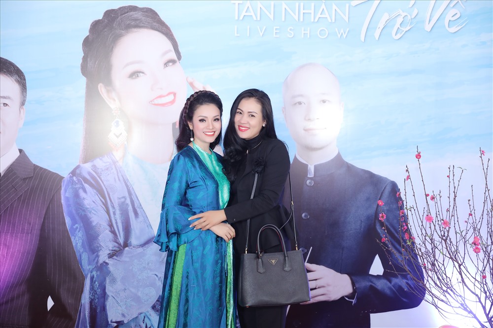 Ca sĩ Ngọc Châm vừa là bạn bè thân thiết vừa chịu trách nhiệm sản xuất liveshow lần này của Tân Nhàn.