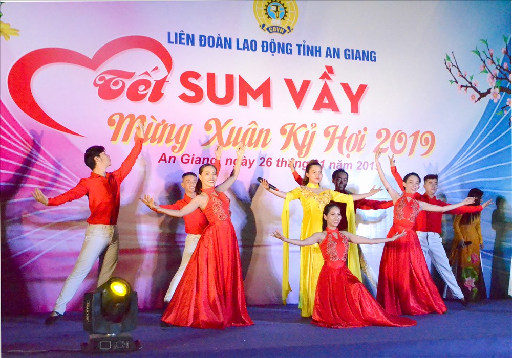 Chương trình văn nghệ phục vụ CNLĐ tại buổi lễ. Ảnh: Lục Tùng