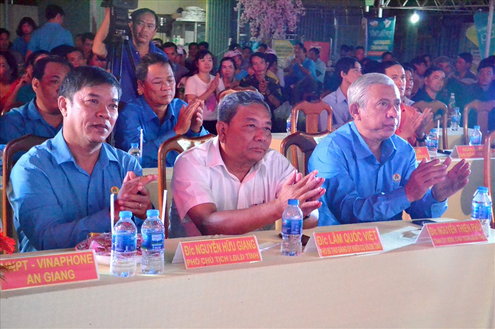 Lãnh đạo tỉnh và LĐLĐ An Giang có mặt xuyên suốt chương trình để cổ vũ, động viên NLĐ. Ảnh: Lục Tùng