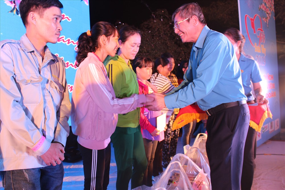 Phó Chủ tịch Thường trực Tổng LĐLĐVN - ông Trần Thanh Hải - trao quà cho CNLĐ.