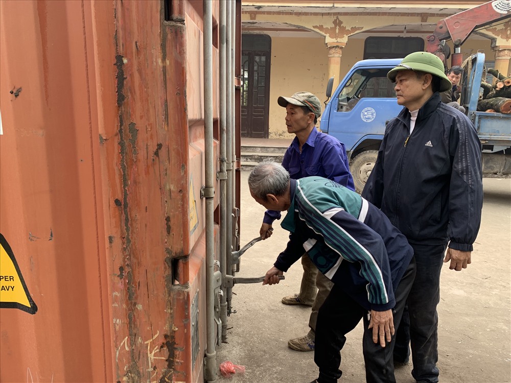 Các cụ thôn Phụ Chính mở thùng container chuẩn bị đưa gỗ sưa mới chặt hạ vào.