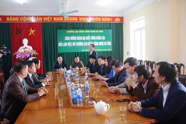 Đoàn công tác nghe thầy giáo Nguyễn Trọng Tấn - Hiệu trưởng Trường CĐ Công nghệ Hà Tĩnh thông tin về các ngành nghề đào tạo của nhà trường