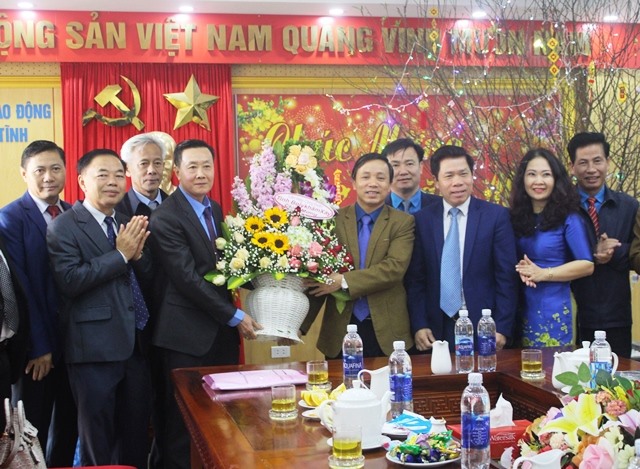 Đoàn công tác Liên hiệp Công đoàn tỉnh Bolykhamxay tặng hoa chúc mừng Tết cổ truyền dân tộc Việt Nam cho LĐLĐ tỉnh Hà Tĩnh