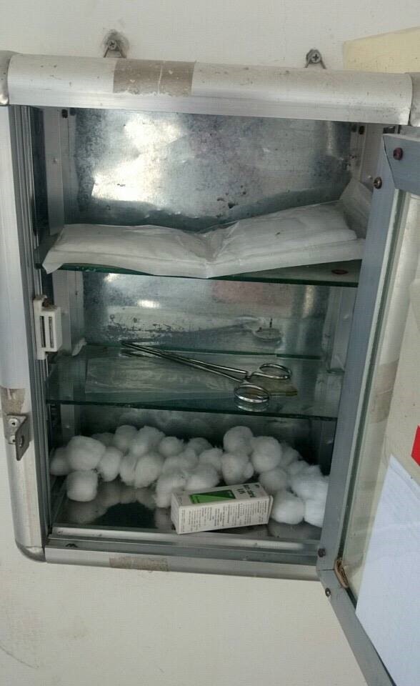 Tủ thuốc “thần thánh“. Trong tủ y tế của một doanh nghiệp, một miếng băng cá nhân cũng không có, đồ y tế sơ sài. Ảnh đoạt giải nhì cuộc thi.