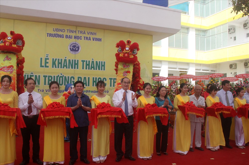 Các đại biểu cắt băng khánh thành công trình bệnh viện trường đại học Trà Vinh