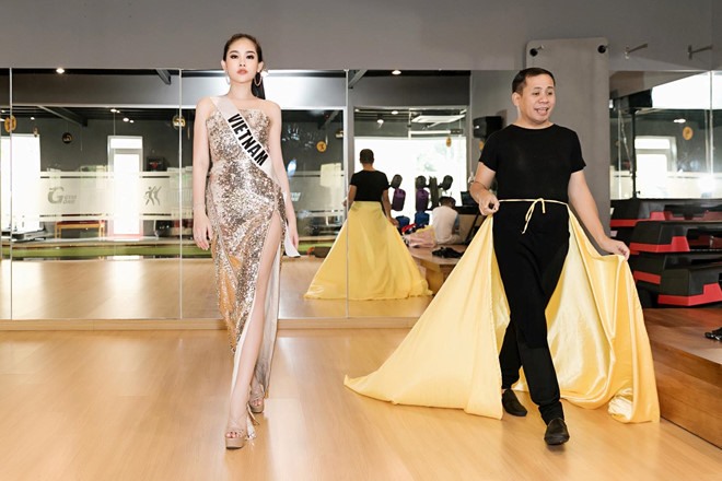 Ông , người đã từng huấn luyện cho Ngân Anh cho rằng cô mua giải và biết trước câu hỏi ứng xử.