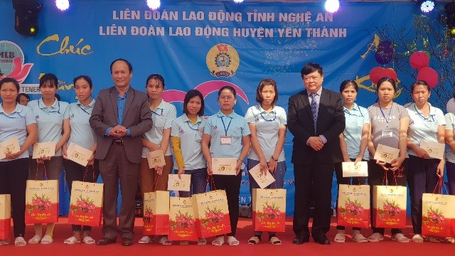 Đồng chí Nguyễn Thế Kỷ và lãnh đạo LĐLĐ tỉnh Nghệ An trao quà cho CNLĐ có hoàn cảnh khó khăn. Ảnh: Gia Hưng Đóng