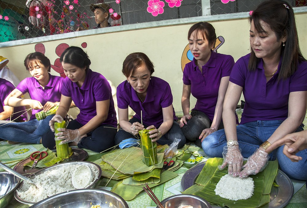 Giáo viên thi gói bánh tét tại chương trình Tết sum vầy.