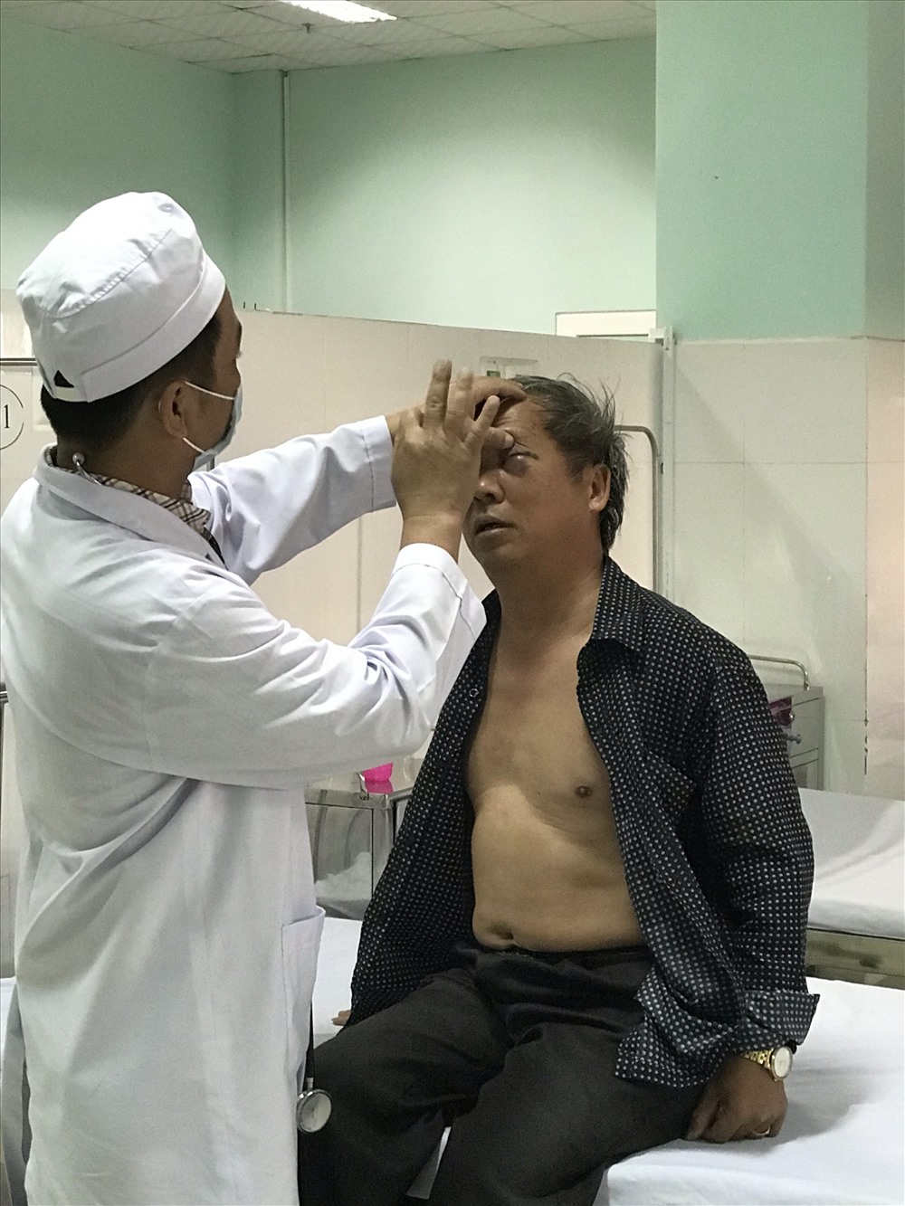 Nhà báo Hoàng Đình Chiểu nhập viện với nhiều thương tích trên người.
