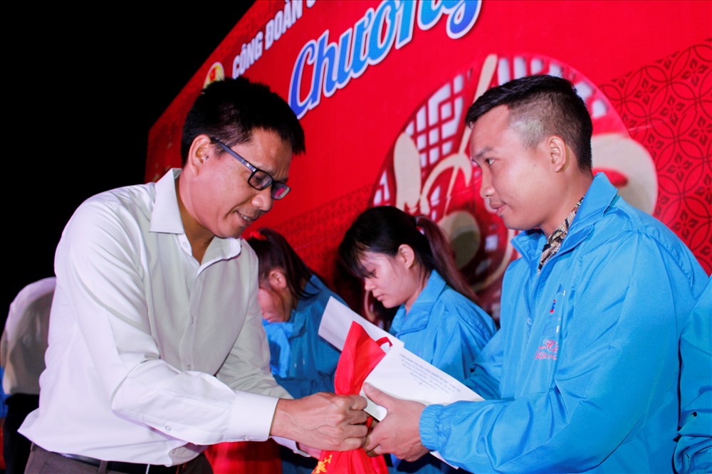 Trao quà cho công nhân, lao động tại chương trình “Tết sum vầy 2019“.