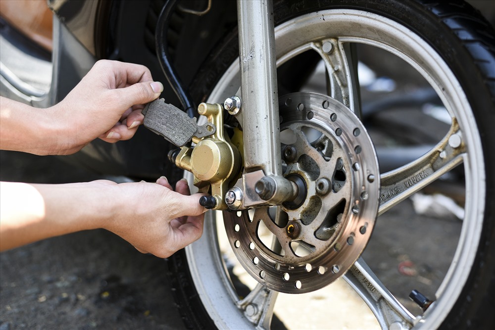 Phanh xe cần được kiểm tra một cách kỹ lưỡng để đảm bảo an toàn khi di chuyển. Ảnh: Long Du