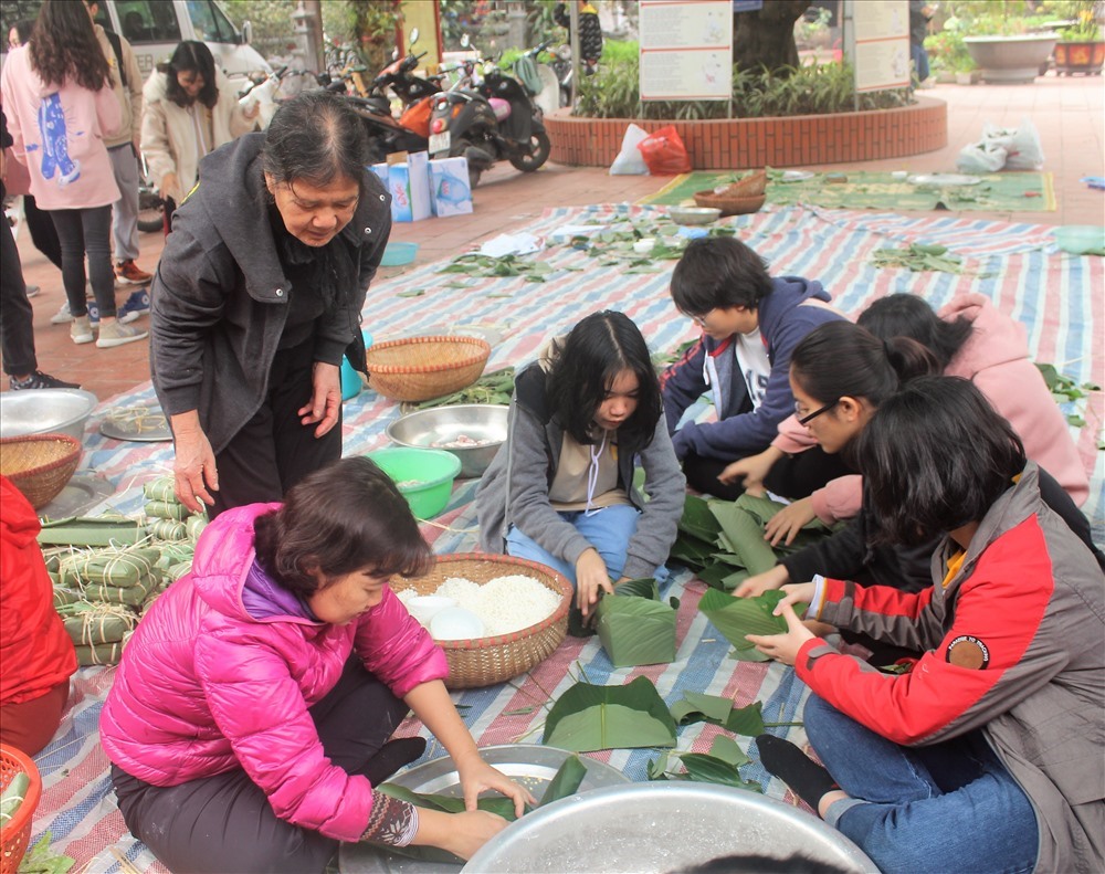 Học sinh hào hứng gói bánh chưng.