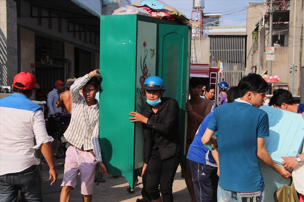 Công nhân ở trọ sát bên khiêng đồ chạy lửa.