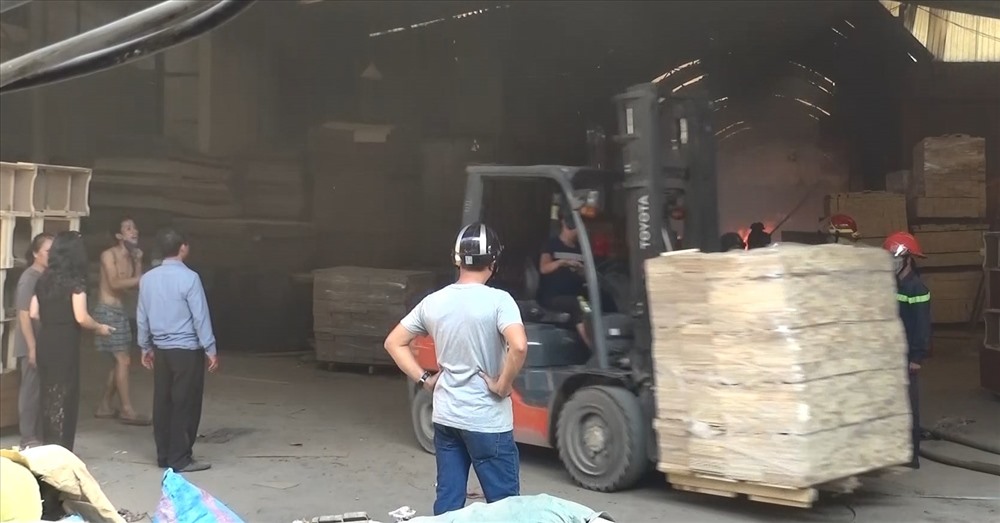 Hỏa hoạn xảy ra ở công ty chuyên sản xuất các mặt hàng gỗ.