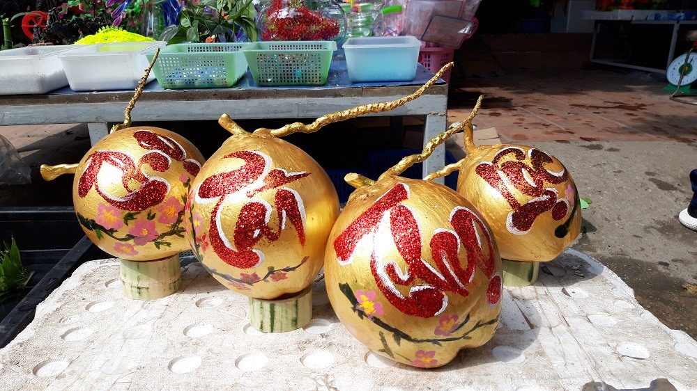 Những quả dừa được sơn vàng phục vụ dịp Tết mang ý nghĩa Thọ-Tài-Lộc.