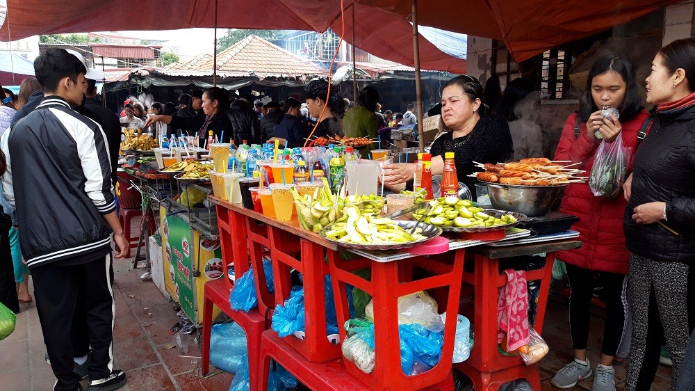 Đồ ăn vặt và nước uống giải khát phục vụ cho phiên chợ.