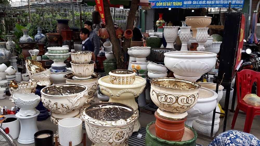 Những chậu hoa, cây cảnh được bày bán với nhiều mẫu mã đẹp và bắt mắt.