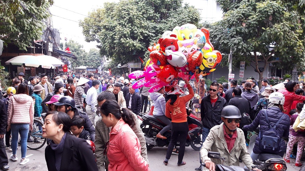 Phiên chợ ngày giáp Tết rất nhộn nhịp đông đúc.