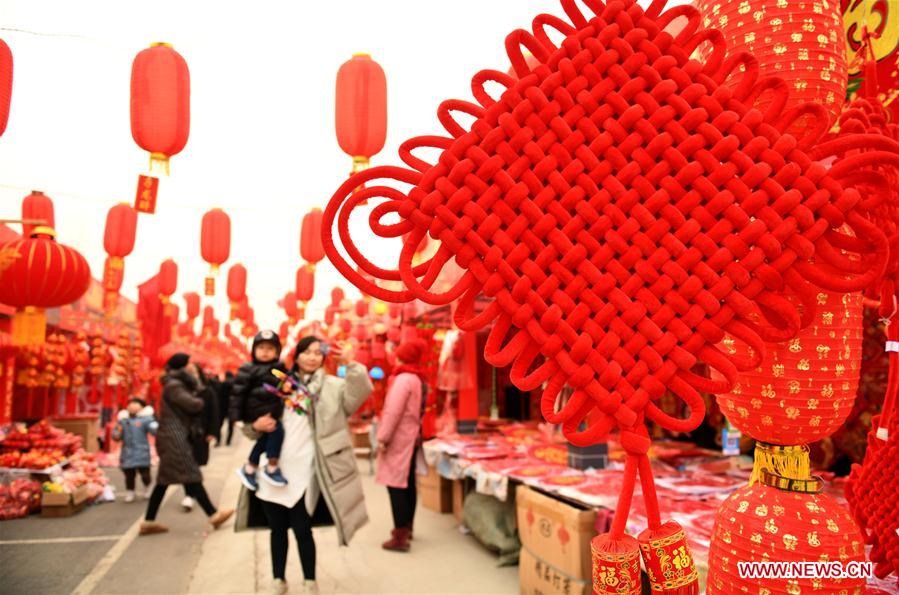 Từ nhiều ngày trước, người dân đã tất bật chuẩn bị cho Tết cổ truyền sẽ bắt đầu vào ngày 5.2.