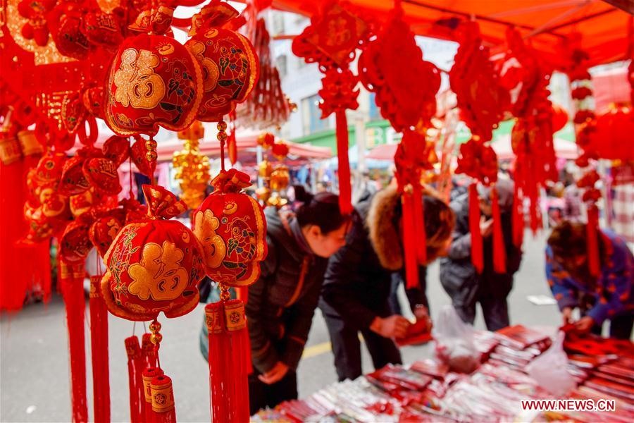Đèn lồng, bao lì xì với sắc đỏ chủ đạo bao trùm đường phố.