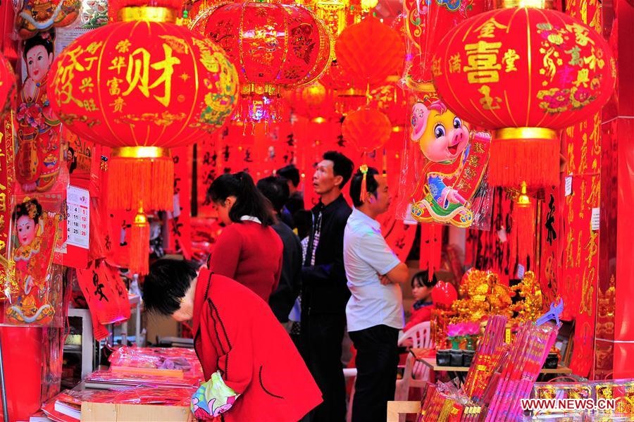Mọi người lựa chọn cho mình những món đồ ưng ý.