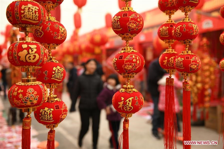 Không khí mua sắm Tết rộn ràng.
