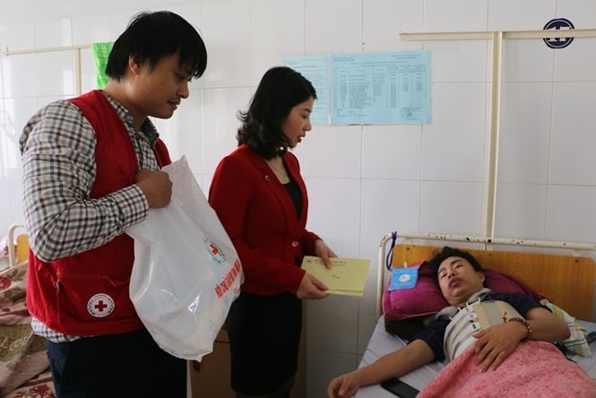 Thầy giáo Cường đang nằm điều trị tại bệnh viện. Ảnh: Tiền Phong