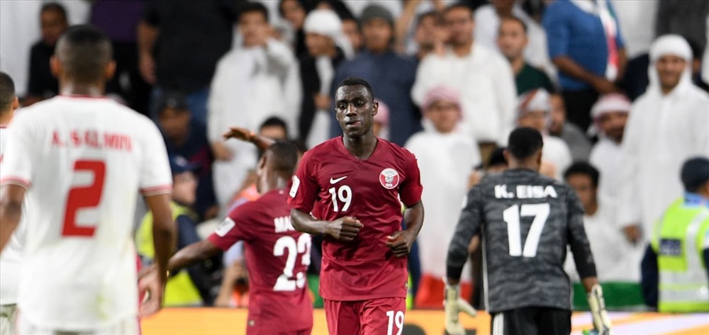 Các hậu vệ Nhật Bản cần khóa chặt tiền đạo Almoez Ali. Ảnh AFC