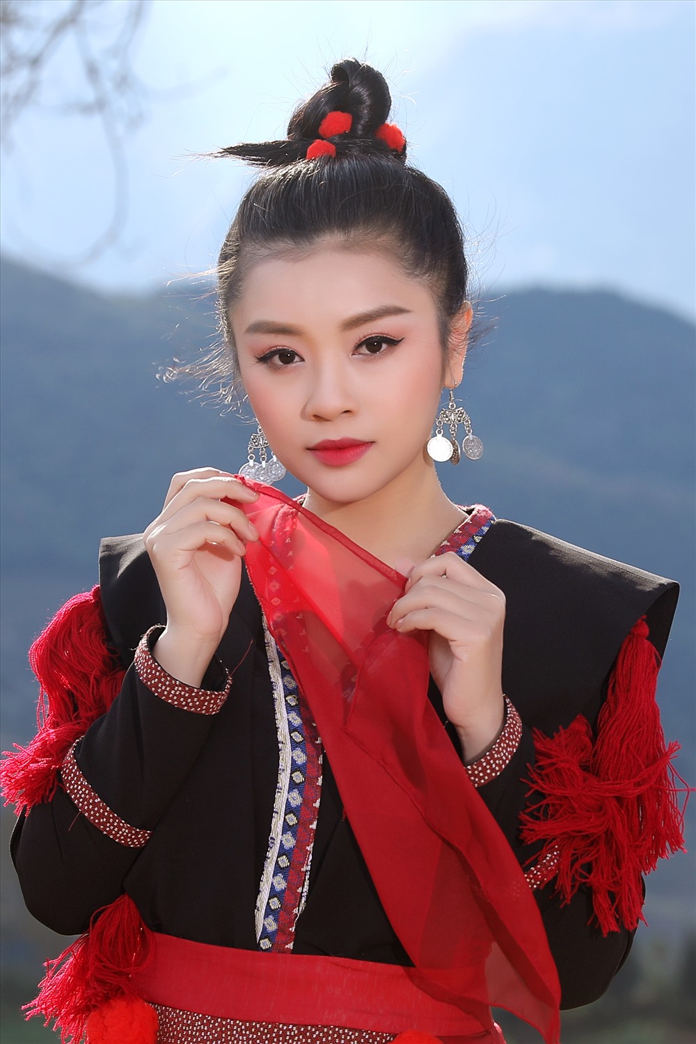 Sao Mai Thu Hằng đẹp ma mị trong MV “Nhà em ở lưng đồi“. Ảnh: NVCC.