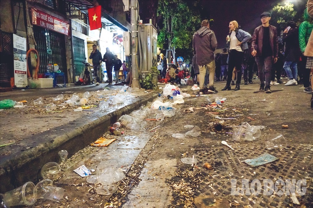 Tình trạng rác ngập khắp nơi không phải lần đầu diễn ra. Ảnh LĐ