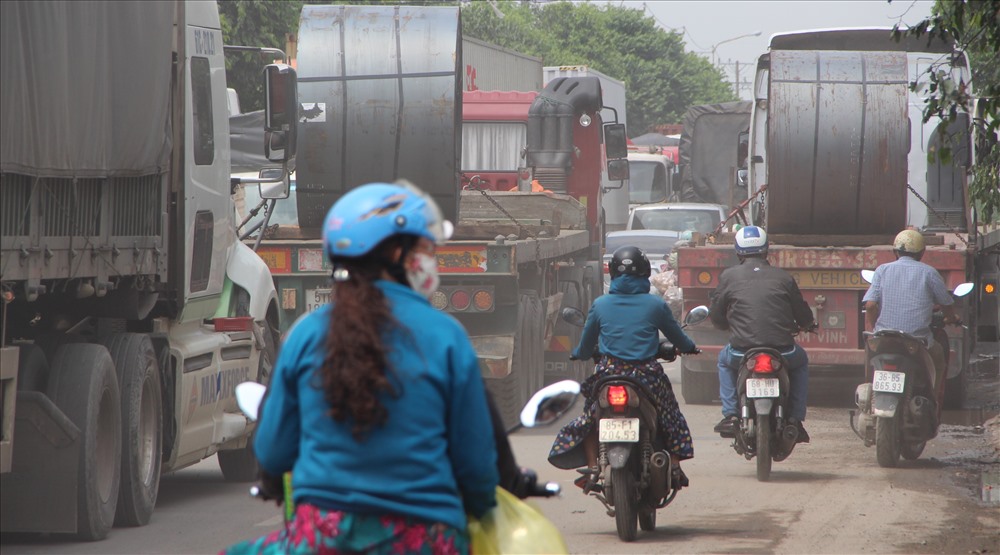 Container chở thép cuộn bít kín lối đi của xe máy.
