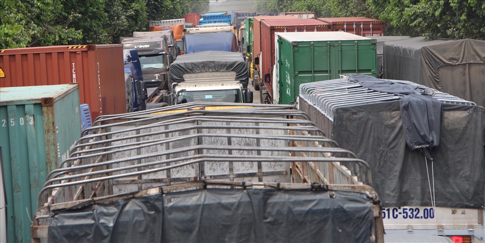 Mỗi khi ùn tắc , đường ĐT 743 ken đặc container.