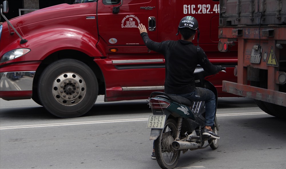 Để qua đường, người dân phải liều lĩnh cắt mặt xe container.
