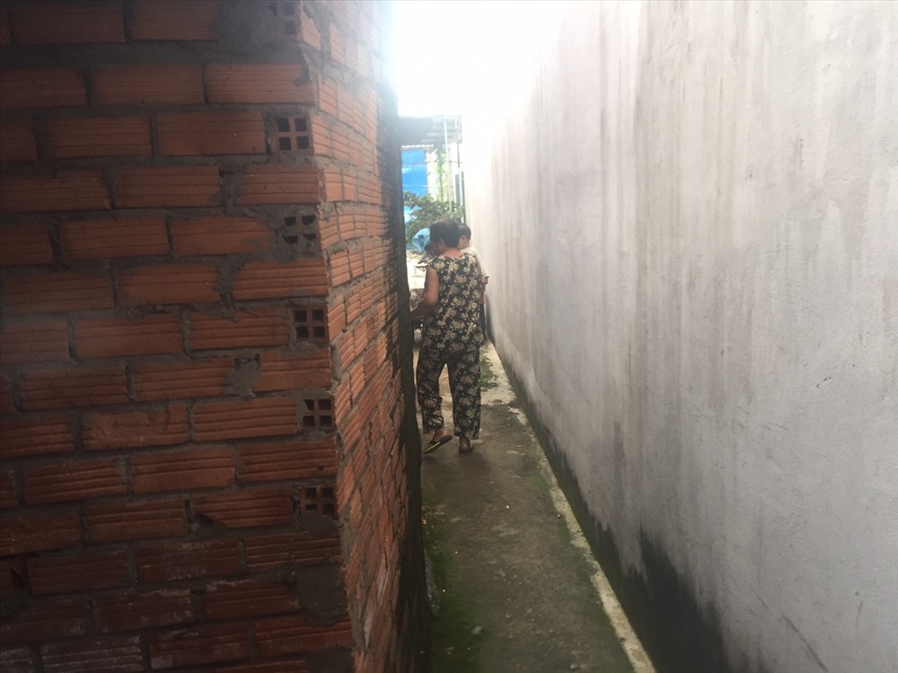 Vì căn gia đình Hiếu nằm khuất sau các hộ dân khác, nên lối đi vào chỉ nhỏ bé đủ 1 người đi.