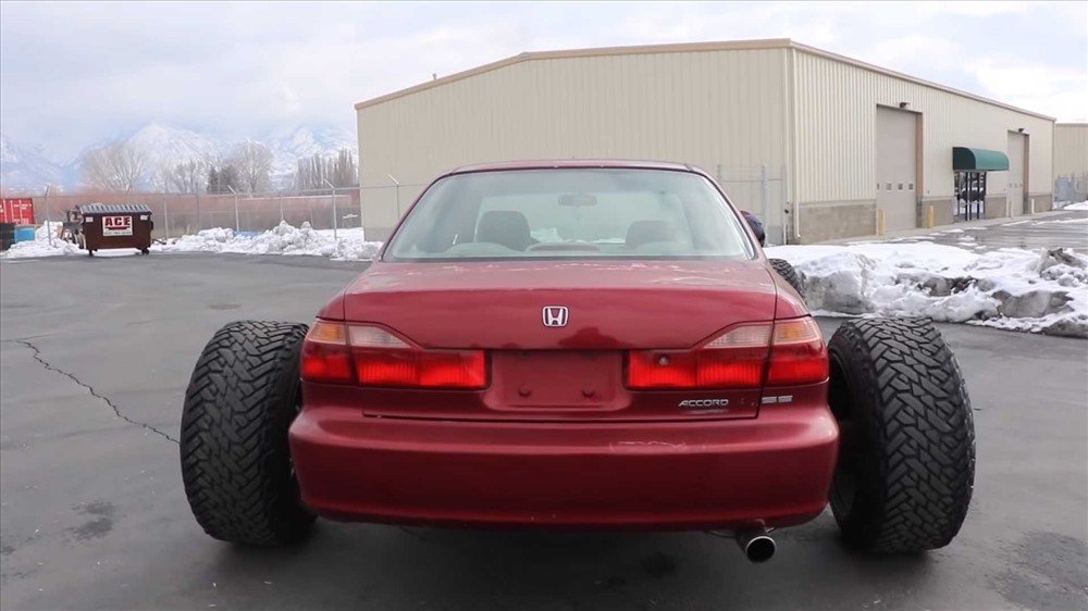 Xe Honda Accord với kiểu dáng thanh thoát lúc ban đầu đã không còn, thay vào đó là kiểu dáng cực dị...