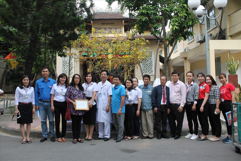 Đại diện các đơn vị hỗ trợ trao 250 suất quà cho bệnh nhân khó khăn tại Bệnh viện Đa khoa tỉnh Khánh Hòa.