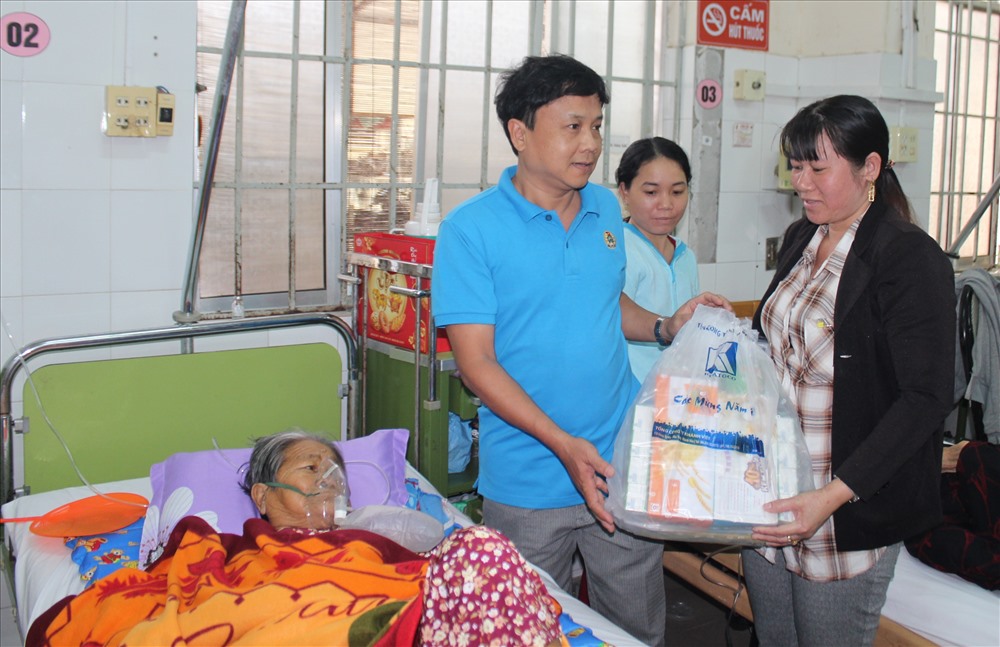 Ông Bùi Đăng Thành, trưởng ban Chính sách pháp luật LĐLĐ tỉnh Khánh Hòa trao phần quà tết cho bệnh nhân.