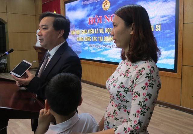 Giám đốc Sở GDĐT TP. Hà Nội Chữ Xuân Dũng và cô giáo Nguyễn Hoài Phương - giáo viên Trường Tiểu học thị trấn Yên Viên trò chuyện qua điện thoại với ư lệnh vùng 1 Hải quân nhân dân VN Đinh Ngọc Khánh. Ảnh: Xuân Trường
