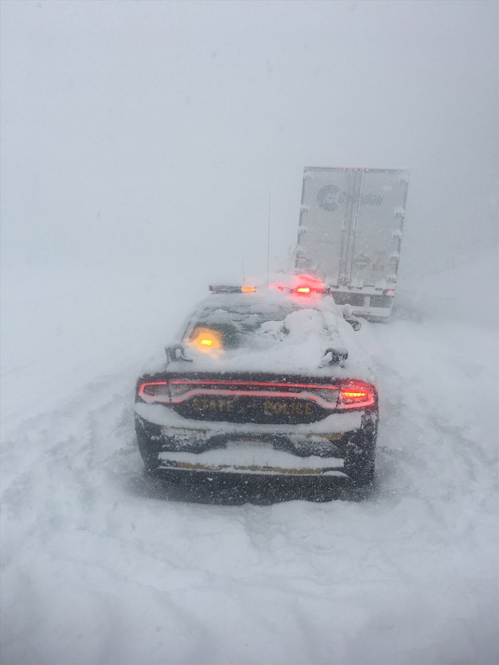 Hàng chục xe ô tô đâm nhau trên đường liên tiểu bang ở ngoại ô New York. Ảnh: New York State Police