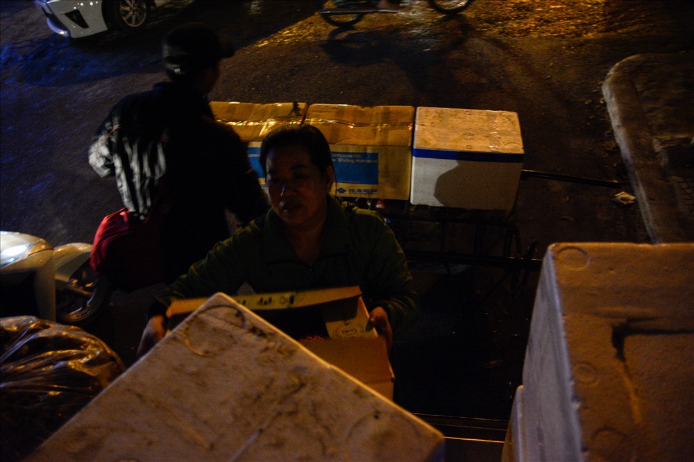 Những “bóng hồng” trong đêm ở chợ Long Biên ngày cận Tết - Ảnh 2.