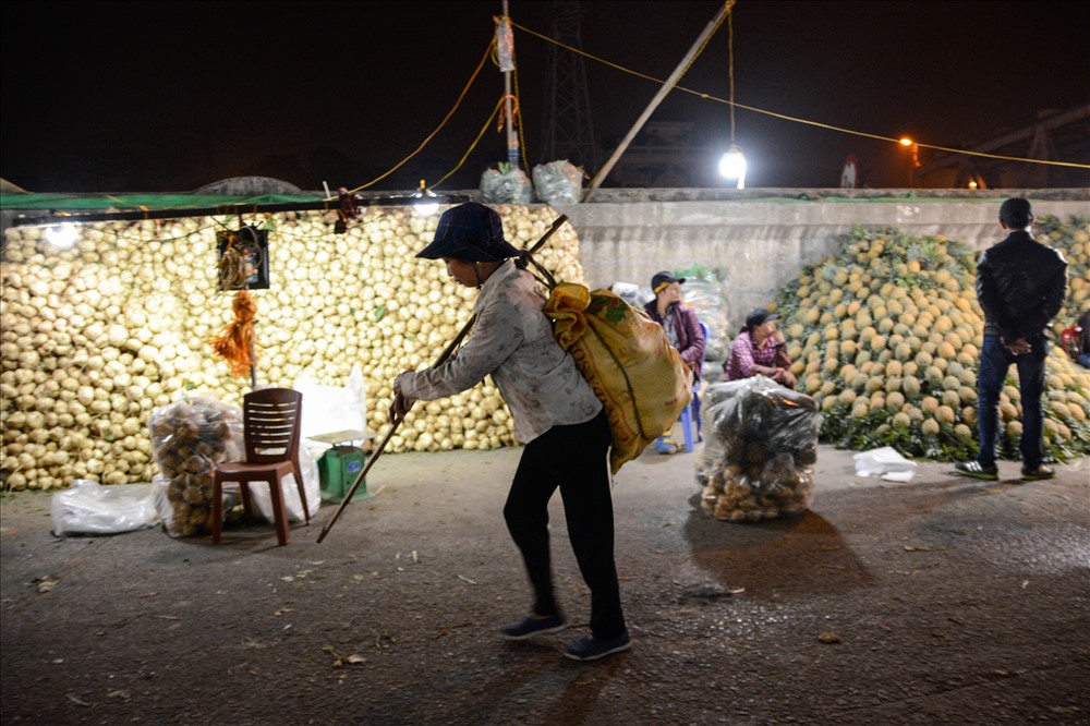 Những “bóng hồng” trong đêm ở chợ Long Biên ngày cận Tết - Ảnh 4.